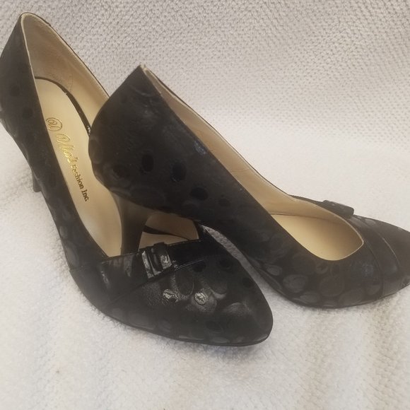 Basic black all leather pump. - Picture 1 of 7